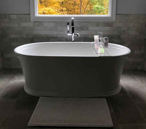 Modern freestanding bathtub